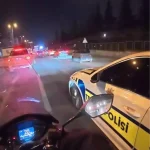 Trafikte kalan ambulansa yolu motokurye açtı; o anlar kamerada