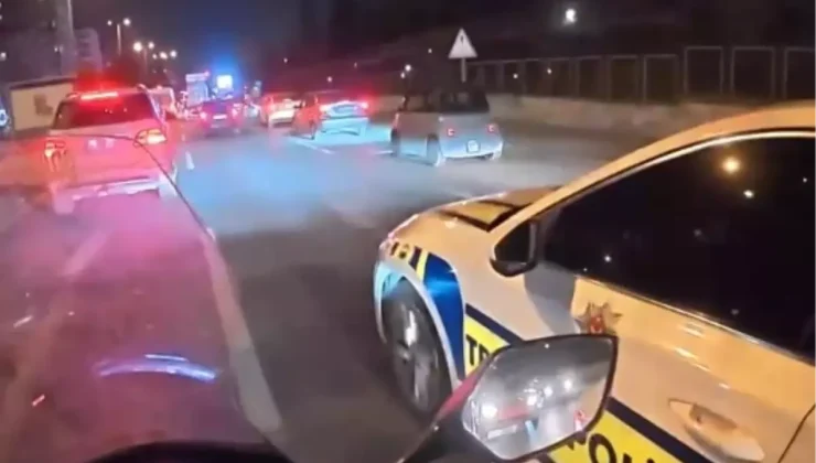 Trafikte kalan ambulansa yolu motokurye açtı; o anlar kamerada