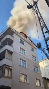 Tuzla’da 6 katlı binanın çatısında çıkan yangın söndürüldü