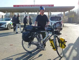 Umre için bisikletle yola çıktı, 3 bin 450 kilometre pedal çevirip Medine’ye ulaştı