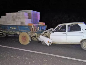 Uşak’ta traktörün römorkuna çarpan otomobildeki 3 kişi yaralandı