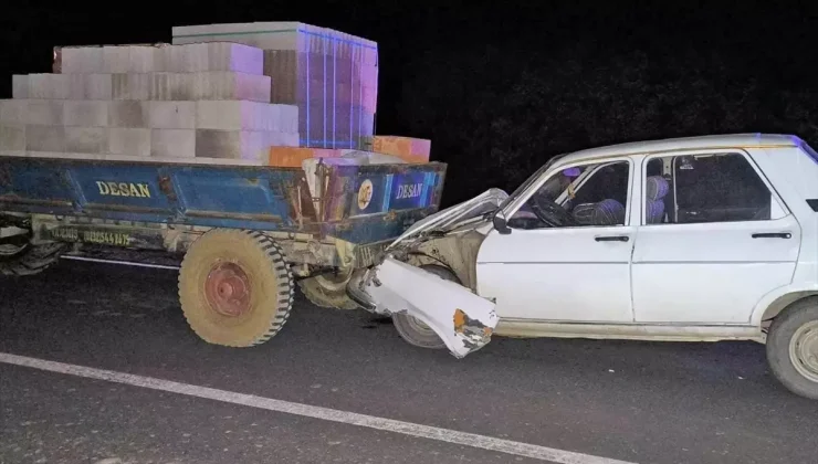 Uşak’ta traktörün römorkuna çarpan otomobildeki 3 kişi yaralandı