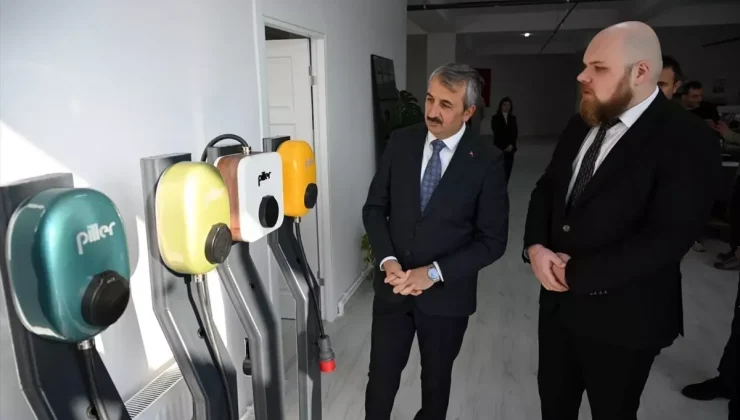Vali Sezer’den pil üreticisi firmaya ziyaret