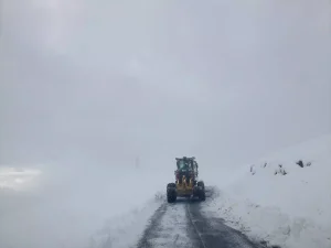 Van ve Hakkari’de ulaşımın sağlanamadığı 172 yerleşim yerinden 158’inin yolu açıldı