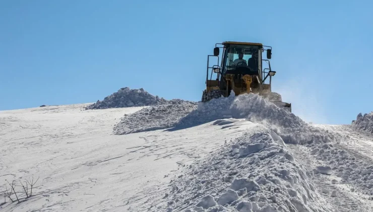 Van’da kardan kapanan 90 yerleşim yerinden 78’inin yolu ulaşıma açıldı