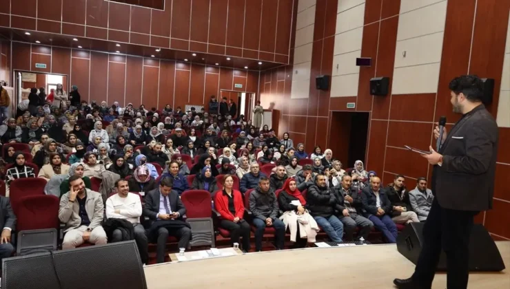 Varto’da aile konulu konferans düzenlendi