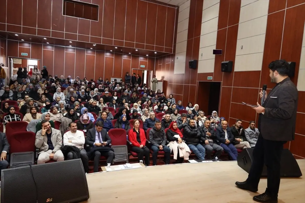 Varto’da aile konulu konferans düzenlendi
