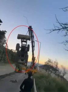 Vinçle taşınan kepçe, halat kopunca 5 metreden düştü; o anlar kamerada