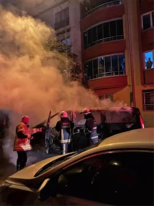 Yalova’da park edilirken yanan minibüs ile 3 araç zarar gördü