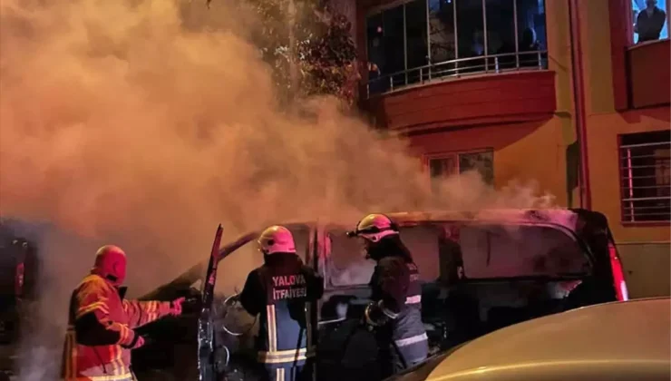 Yalova’da park edilirken yanan minibüs ile 3 araç zarar gördü