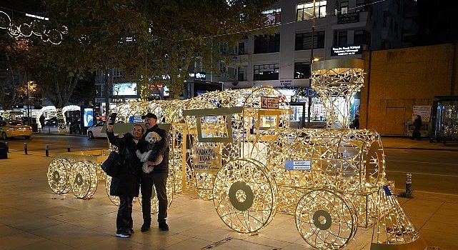 Yeni Yılın En Işıltılı Adresi: Kadıköy