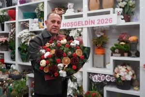 Yılbaşı çiçeği kokina 500 liradan başlayan fiyatlarla vitrinlerde