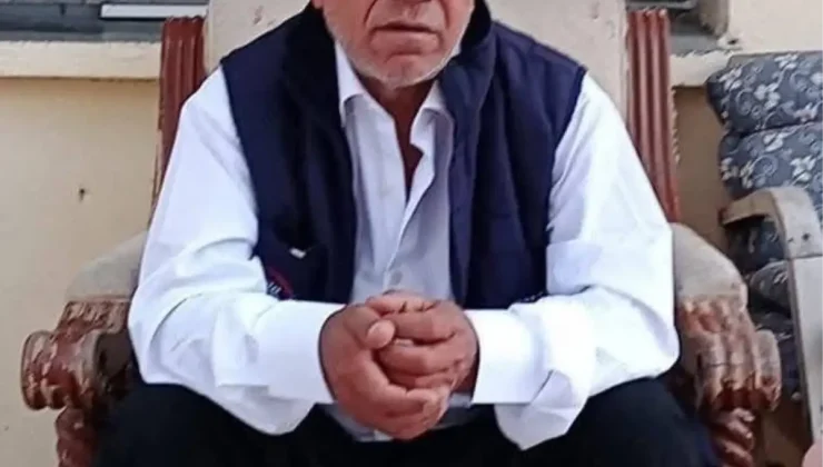 Yolda yatar vaziyetteki kişinin üzerinden otomobil geçti