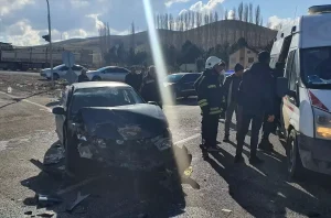Yozgat’ta otomobil ile kamyonun çarpıştığı kazada 5 kişi yaralandı