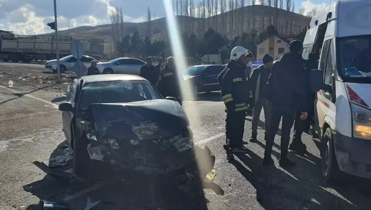 Yozgat’ta otomobil ile kamyonun çarpıştığı kazada 5 kişi yaralandı