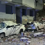 Zeytinburnu’nda 4 katlı binanın çatısından kopan parçalar park halindeki araçların üzerine düştü