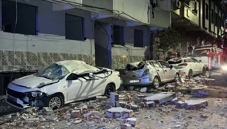 Zeytinburnu’nda 4 katlı binanın çatısından kopan parçalar park halindeki araçların üzerine düştü