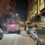 Zeytinburnu’nda boşaltılan binanın çatısından kopan beton parçaları park halindeki 3 aracın üzerine düştü