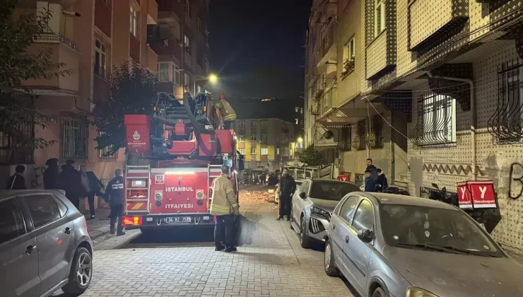 Zeytinburnu’nda boşaltılan binanın çatısından kopan beton parçaları park halindeki 3 aracın üzerine düştü