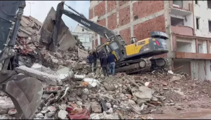 Zeytinburnu’nda kentsel dönüşüm çalışmaları sırasında iş makinesine beton parçaları düştü