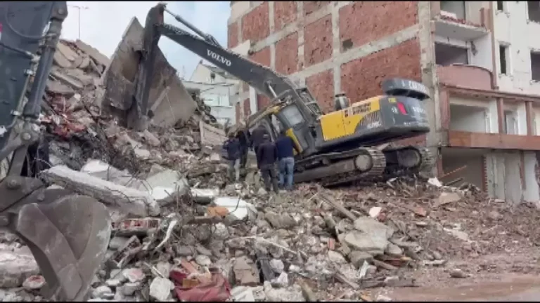 Zeytinburnu’nda kentsel dönüşüm çalışmaları sırasında iş makinesine beton parçaları düştü