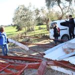 Antalya Büyükşehir Belediyesi hortumdan zarar gören vatandaşın yanında