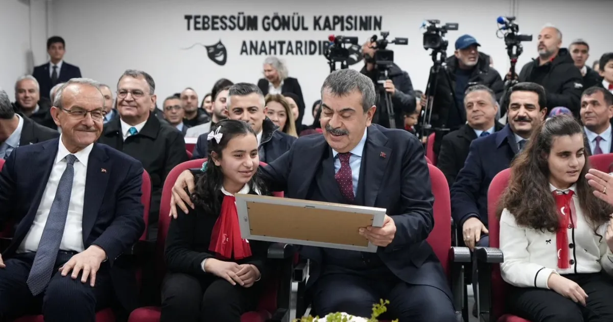 Bakan Tekin Beyaz Baston Haftası Kapsamında Öğrencilerle Buluştu