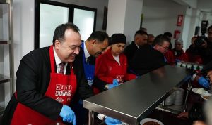 Büyükşehir’den Demirci’de Sosyal Belediyecilik Adımı: Kent Lokantası, Halk Mandıra ve Halk Ekmek Vatandaşların Hizmetine Açıldı
