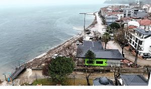 Büyükşehir’den Ulaşlı sahiline dalga kırıcı set