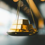 İki yatırım bankası altın tahminlerini revize etti