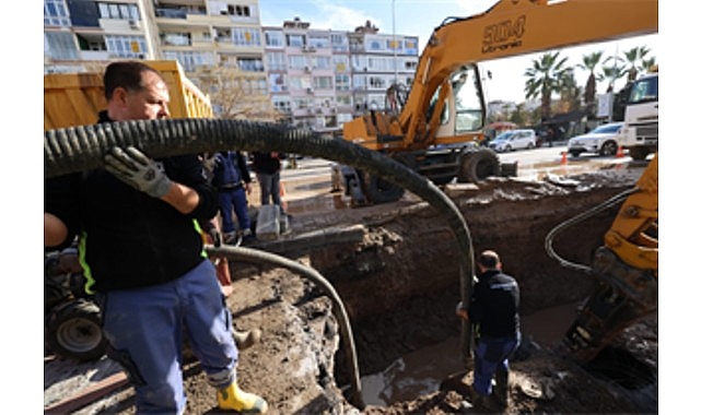 İnönü Caddesi’ndeki ana boru arızasına İZSU’dan hızlı müdahale