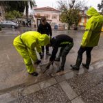 İzmir Büyükşehir Belediyesi ekipleri sağanak yağış ve fırtına nedeniyle seferber oldu