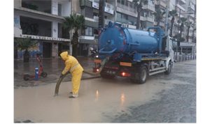 İzmir Büyükşehir Belediyesi ekipleri yağış nöbetinde