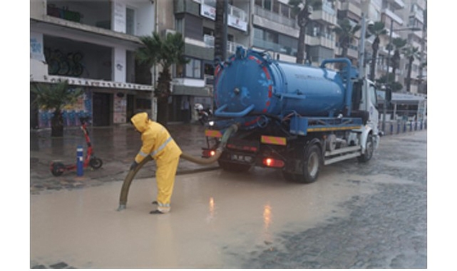 İzmir Büyükşehir Belediyesi ekipleri yağış nöbetinde