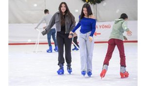 İzmir’de kışın keyfi buzda yaşanıyor