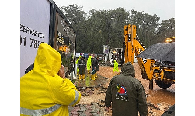 Kemer Belediyesi aralıksız çalışıyor