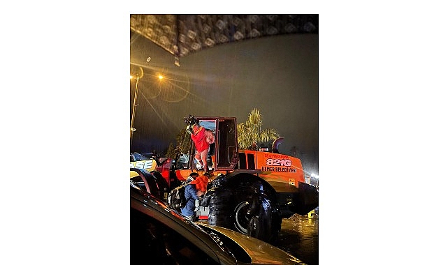 Mahsur kalan aile pansiyona yerleştirildi