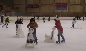 Maltepeli çocuklar tatilin keyfini buz pistinde çıkardı