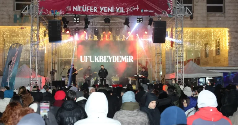 Nilüferliler 2026’yı Cumhuriyet Meydanı’nda Karşıladı