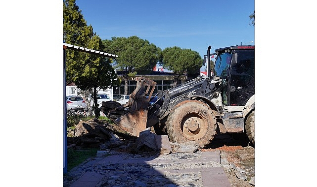 Ayvalık Deniz Hudut Kapısı Önünde Meydan Düzenlemesi Başlatıldı