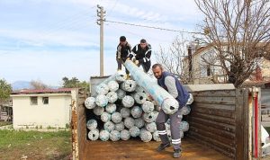 Büyükşehir’den hortum ve yağıştan zarar gören çiftçiye sera naylonu desteği