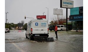 Çeşme Belediyesi Yağmurla Mücadelede Tüm Ekipleriyle Sahada