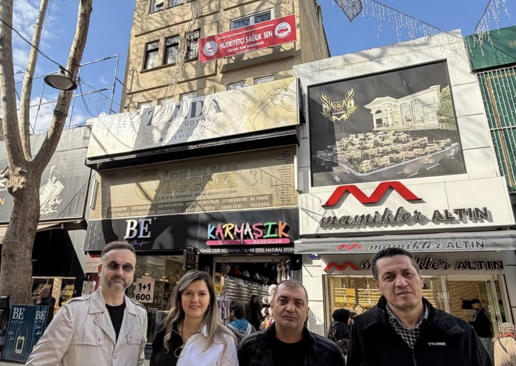 Hürriyetçi Sağlık-Sen Tabelası Asıldı