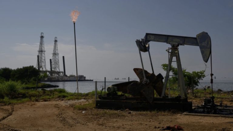 ABD’den bir petrol hamlesi daha: Venezuela devine ticaret lisansı