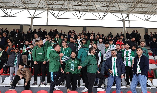 Başkan Özarslan Bağlumspor’a Tribünden Destek Verdi, Galibiyet Sevincini Paylaştı
