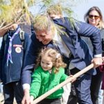 Başkan Tugay çocuklara verdiği sözü tuttu, fidanlar toprakla buluştu