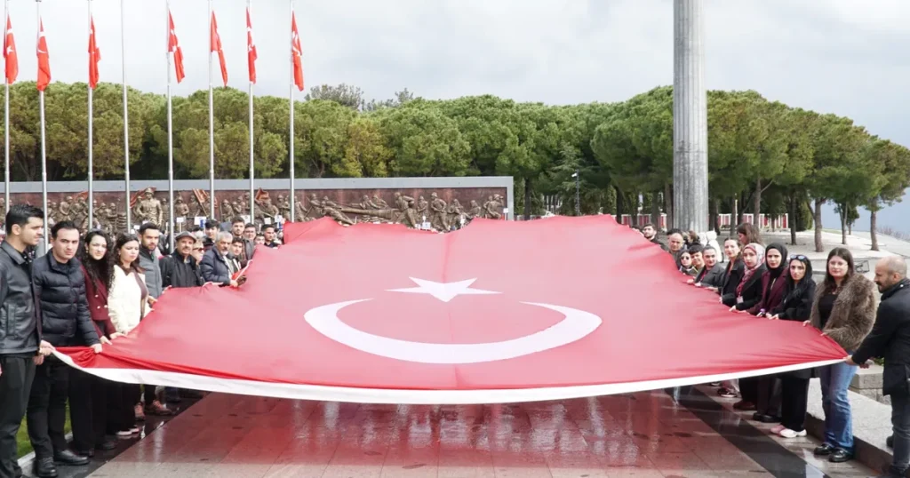 Çağdaş Gençlik 17. Şehitler Abidesi Çanakkale Buluşması Gerçekleştirildi