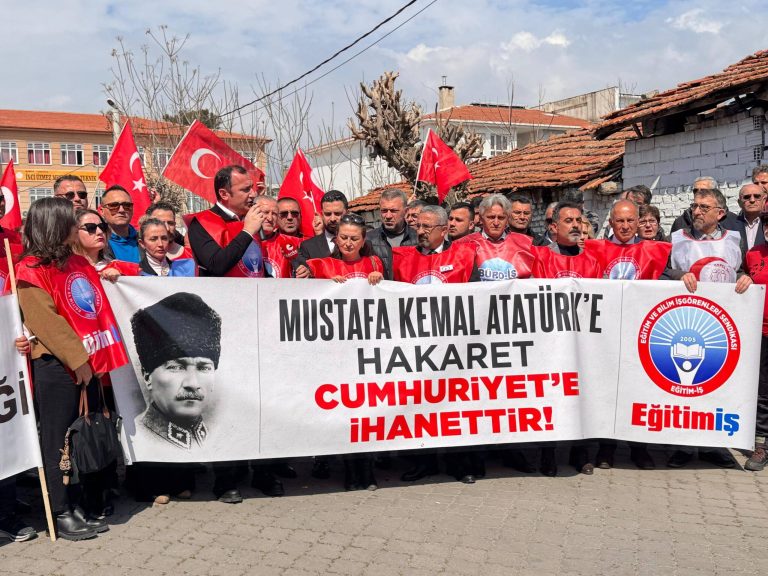 Cumhuriyetçi Öğretmeni Hedef Gösterenlere Teslim Olmayacağız!