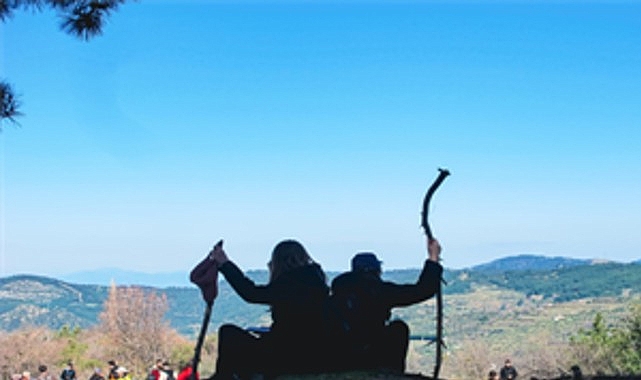 Gençler baharı Efes-Mimas Yolu’nda doğayla karşıladı