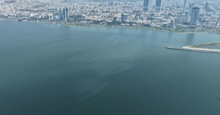 İzmir Körfezi’nde yine dış kaynaklı kirlilik alarmı